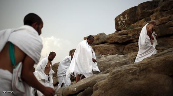 Muslim pilgrims climb up on Mount Mercy on the plains of Arafat during the annual haj pilgrimage, outside the holy city of Mecca September 22, 2015. REUTERS/Ahmad Masood