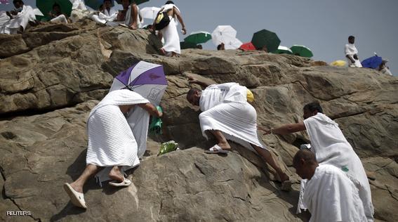 Muslim pilgrims climb Mount Mercy on the plains of Arafat during the annual haj pilgrimage, outside the holy city of Mecca September 23, 2015. REUTERS/Ahmad Masood
