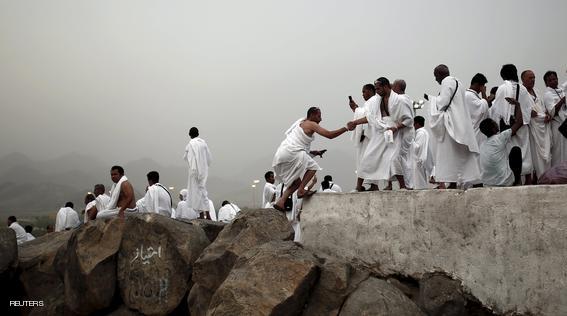 A Muslim pilgrim helps a fellow pilgrim n Mount Mercy on the plains of Arafat during the annual haj pilgrimage, outside the holy city of Mecca September 22, 2015. REUTERS/Ahmad Masood