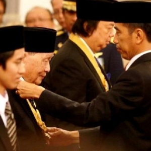 Mengapa Adian CS Diam Ketika Jokowi Beri Penghargaan Kepada Donatur Presiden AS?