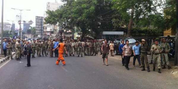 Aparatnya Ahok Dipukul Mundur Pedagang Kurban di Tanah Abang