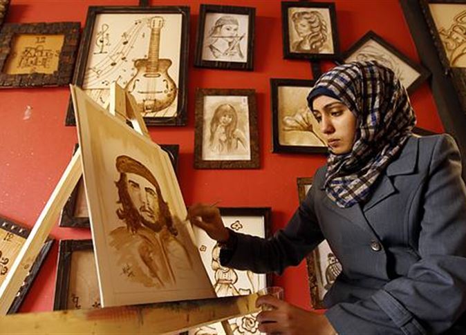 lukisan kopi - Salwa sedang mencoba melukis