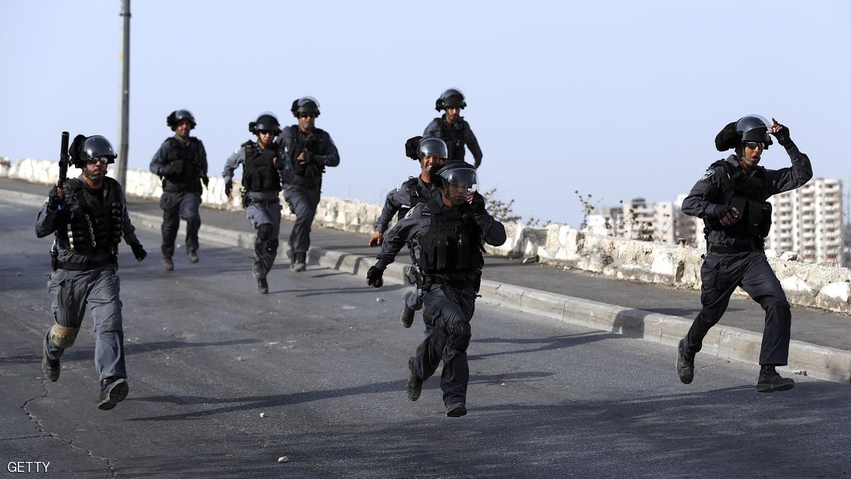 Israeli police run towards Palestinian protesters during clashes in the east Jerusalem Arab neighbourhood of Issawiya following unrest at the Al-aqsa mosque compounds between Palestinians and Israeli police on September 13, 2015. The disturbances came with tensions running high after Israeli Defence Minister Moshe Yaalon last week outlawed the Murabitat (for females) and Murabitun groups which are made up of east Jerusalem Palestinians and Israeli Arabs and who confront Jewish visitors to the volatile Al-Aqsa mosque complex, considered Islam's third holiest shrine. AFP PHOTO / AHMAD GHARABLI (Photo credit should read AHMAD GHARABLI/AFP/Getty Images)