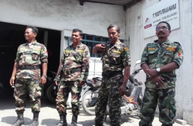 Dijaga Banser, Pabrik Sendal Yang Nistakan Allah Ini Tetap Beroperasi