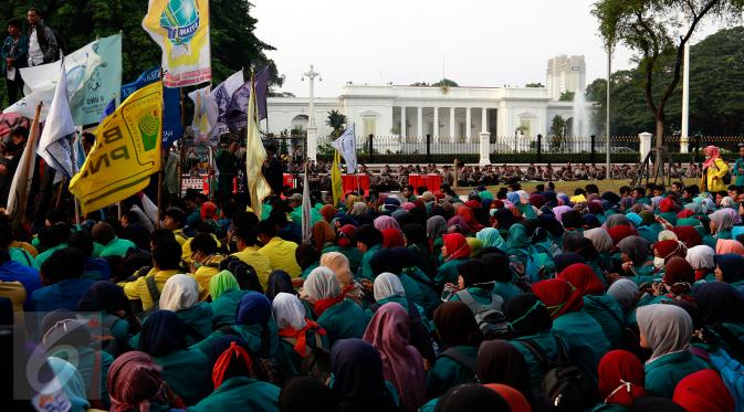 Ribuan Mahasiswa Demo Istana Hingga Tembus Malam, Akankah Ada Sidang Istimewa MPR?