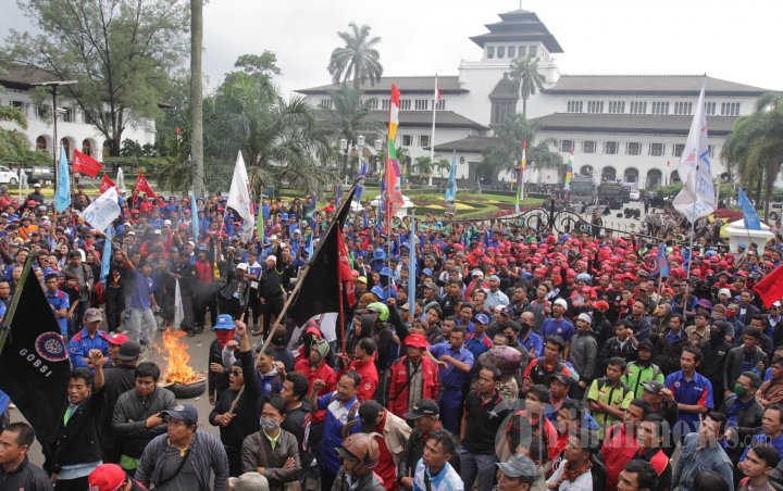Gedung Sate Diduduki Ribuan Buruh, Tolak PP Pengupahan Yang Akan Miskinkan Pekerja Pribumi