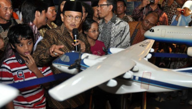 Habibie Sedih, Kita Lebih Suka Impor Daripada Gunakan Hasil Karya Bangsanya Sendiri