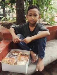 Kisah Bocah Penjual Roti Ini Bikin Haru Netizen