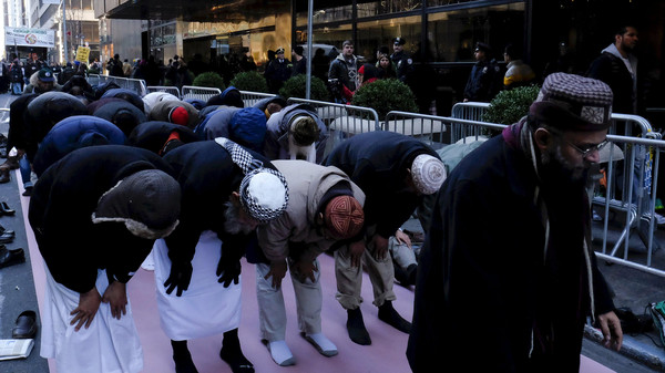 Muslims pray as they take part in a protest against presidential candidate Donald Trump outside of his office in Manhattan, New York December 20, 2015. REUTERS/Eduardo Munoz