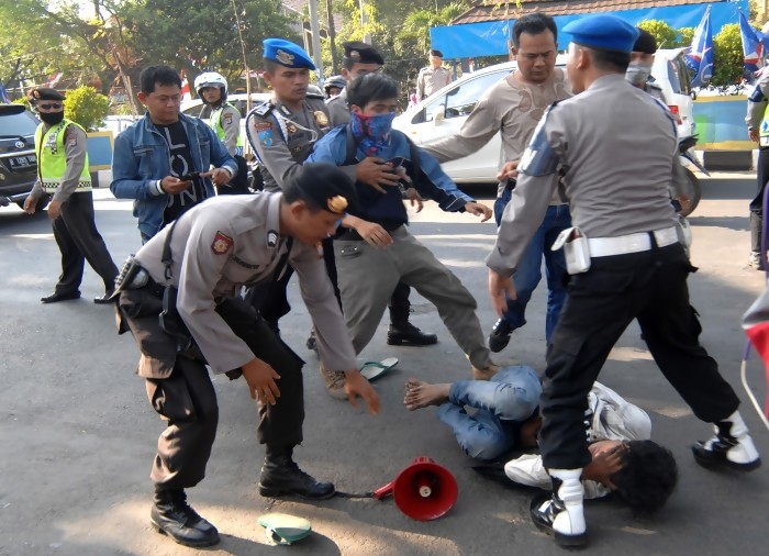 Keterlaluan, Polisi Hajar Pendemo di Cianjur Sampai Patahkan Tulangnya
