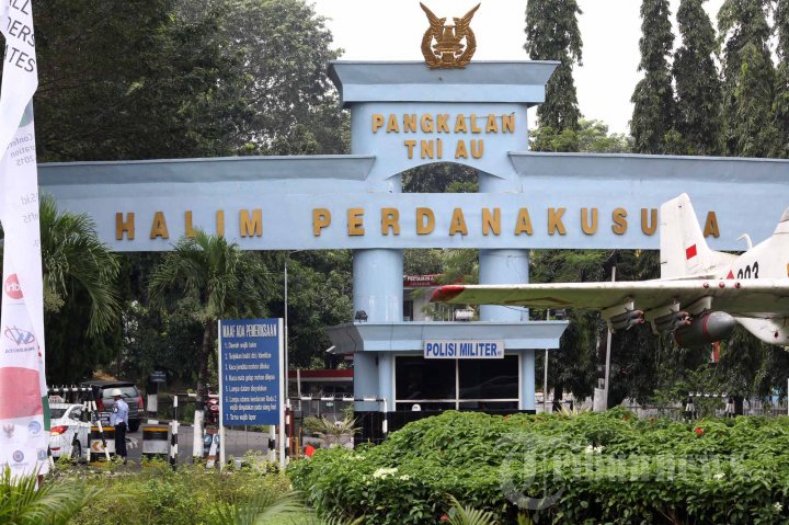 Hestek #ChinaLecehkanNKRI Kecam Warga RRC Yang Terobos Pangkalan Halim, Kenapa Tidak Ditembak?