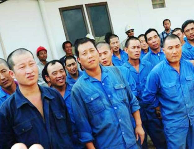 Di Surabaya, Pekerja Cina Kian Banyak, Bahkan Ada Yang Jadi Tukang Sayur dan PRT