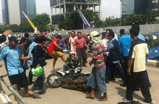 Abang GoJek Ini Dianiaya Sopir Taksi dan Bajaj