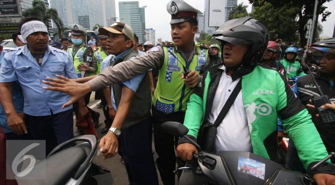 Pengamat: Sama-Sama Wong Cilik, Sopir Taksi dan Gojek Harusnya Bersatu Demo Jokowi