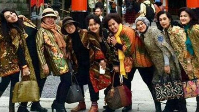 Kepedulian Isteri-Isteri Anggota DPR Saat Plesir ke Jepang
