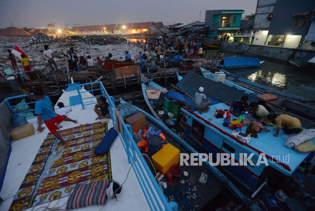 Sore Jelang Malam Ini Hujan Lebat Landa Jakarta, Bagaimana Wahai 'Manusia perahu' Korban Ahok?