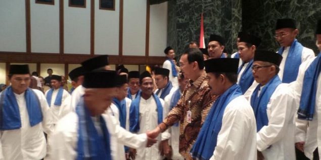 ahok_berangkatkan umroh
