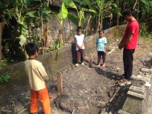 Diziarahi Keluarga Pertama Kali, Isteri dan Ibunda: Makam Siyono Tercium Wangi Bunga Melati Yang Harum Sekali