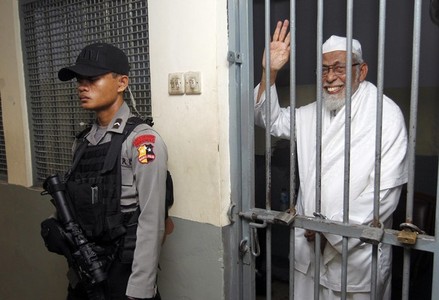 Ust. Baasyir Dilarang Sholat Jamaah, Menteri Yasona Bilang Bohong: Percaya?