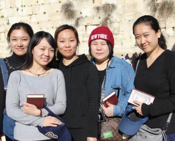 Lima Perempuan Cina-Yahudi Menjadi 'Warganegara' Zionis-Israel