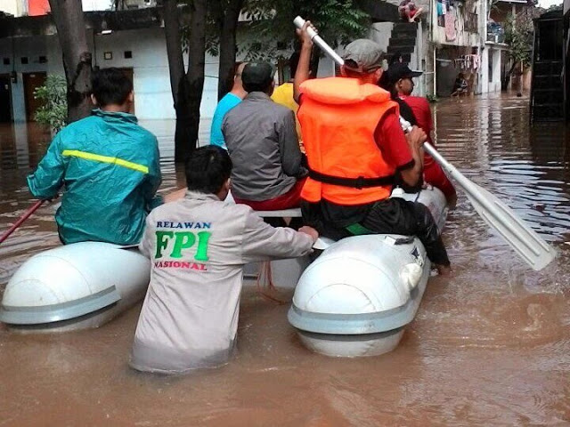 Jakarta Banjir, FPI Bantu Warga, TemanAhok dan TemanMabok Ahok Kemana?