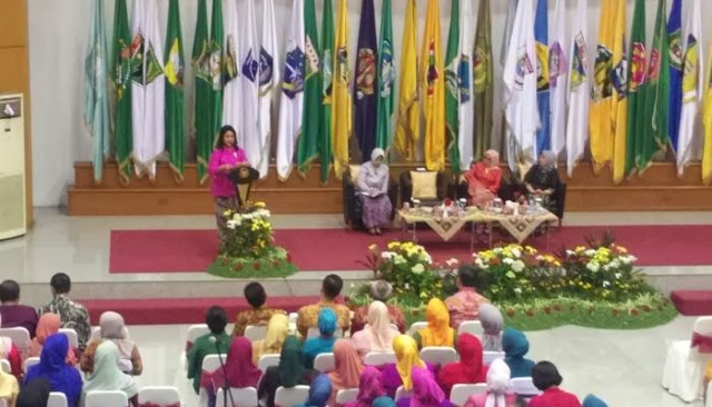 Catatan Ketinggalan, Iriana Jokowi Sudahi Pidato: Kan Otak Gak Ketinggalan Bu Ne...