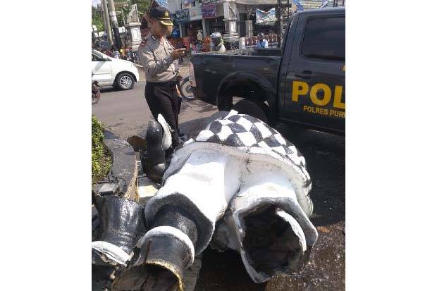 patung semar roboh