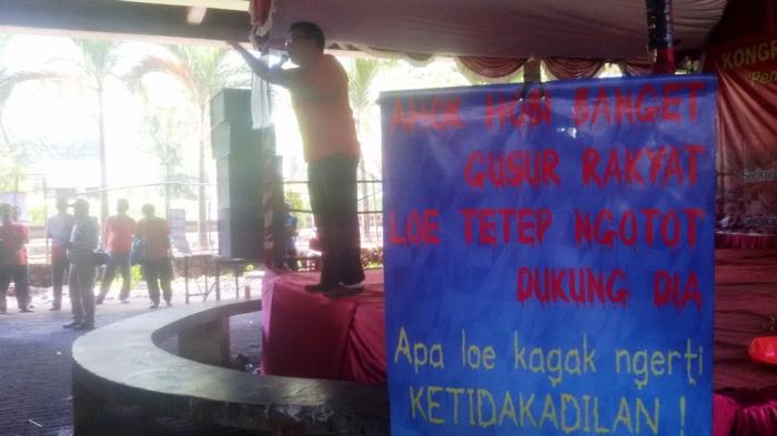 Spanduk "Loe Goblog Kalau Masih Pilih Ahok, Penggusur Rakyat Miskin Masih Loe Pilih..." Terpampang di Kolong Tol