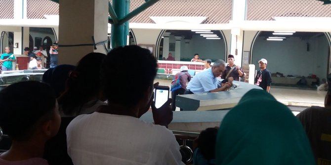 Prof. Yusril dan Walikota AS Sholat di Masjid Luar Batang