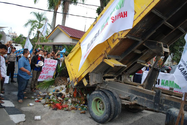 Tak Becus Urus Sampah, Mahasiswa Buang Satu Truk Sampah di Depan Rumah Walikota