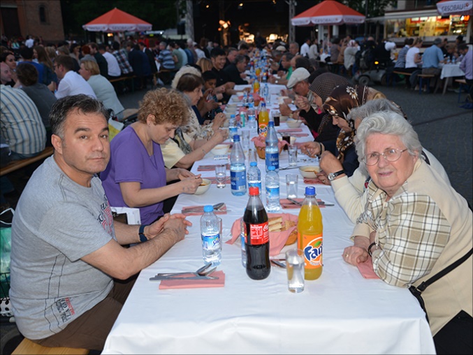 Iftar Di Jerman-warga jerman dari berbagai agama