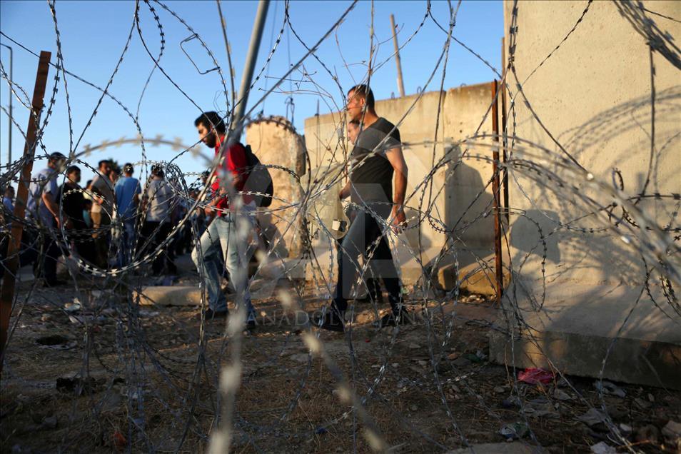 Jum'at ketiga Al Aqsha - kawat berduri di sekitar pintu masuk