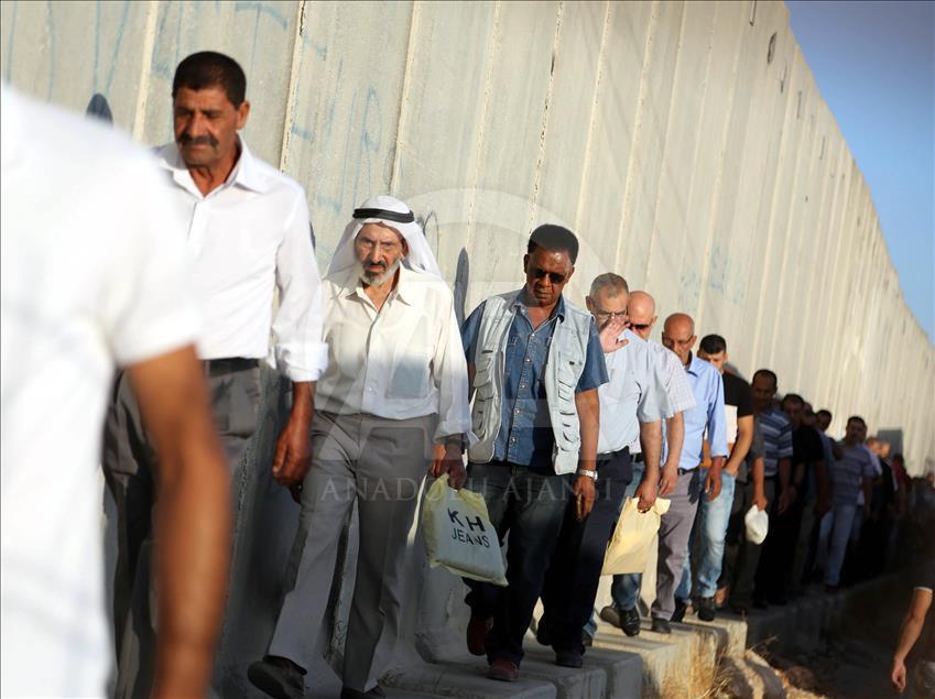 Jum'at ketiga Al Aqsha - mengelilingi tembok pemisah 1