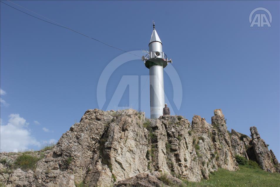 Masjid Tozlaguzo - Menara di atas bukit