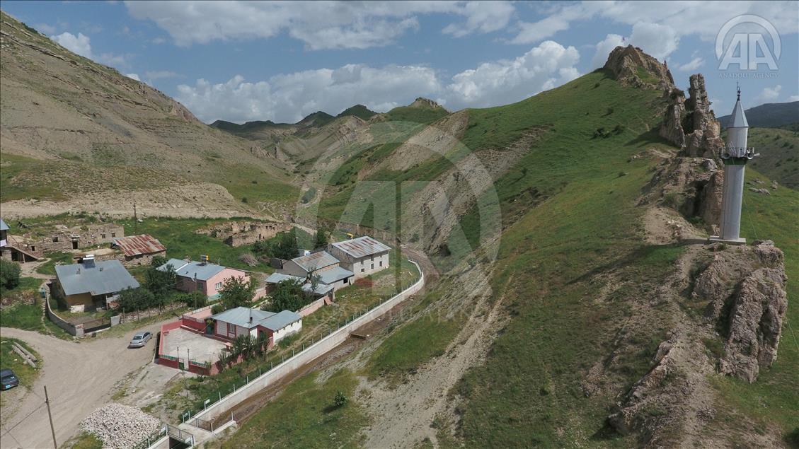Masjid Tozlaguzo - masjid dan menaranya