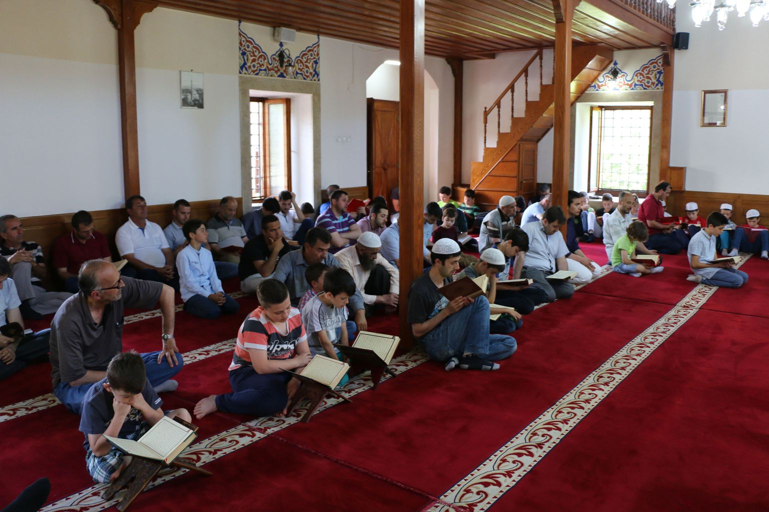 تبدأ العديد من المساجد في العاصمة المقدونية سكوبيا، مع حلول شهر رمضان المبارك، في ختم القرآن الكريم بطريقة "المقابلة"، التي دخلت البلاد في العهد العثماني، وتوقفت في تسعينات القرن الماضي، لحوالي عشرين عاماً، قبل أن يتم إحياؤها مرة أخرى. وتقوم طريقة المقابلة على أن يتلو أصحاب الأصوات العذبة جزءا من القرآن يومياً في المساجد في نهار رمضان، ويقوم الحاضرون بالاستماع إلى القراءة ومتابعتها في المصحف، وبذلك يختتم صاحب التلاوة وكل من يستمع إليه القرآن الكريم كاملاً بنهاية الشهر الفضيل. ( Vedat Abdul - وكالة الأناضول )