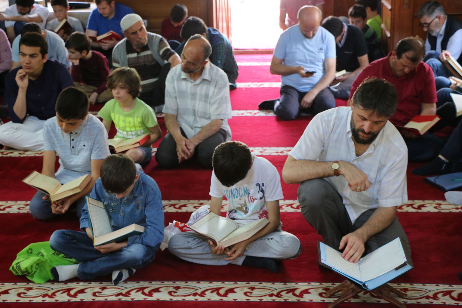 تبدأ العديد من المساجد في العاصمة المقدونية سكوبيا، مع حلول شهر رمضان المبارك، في ختم القرآن الكريم بطريقة "المقابلة"، التي دخلت البلاد في العهد العثماني، وتوقفت في تسعينات القرن الماضي، لحوالي عشرين عاماً، قبل أن يتم إحياؤها مرة أخرى. وتقوم طريقة المقابلة على أن يتلو أصحاب الأصوات العذبة جزءا من القرآن يومياً في المساجد في نهار رمضان، ويقوم الحاضرون بالاستماع إلى القراءة ومتابعتها في المصحف، وبذلك يختتم صاحب التلاوة وكل من يستمع إليه القرآن الكريم كاملاً بنهاية الشهر الفضيل. ( Vedat Abdul - وكالة الأناضول )