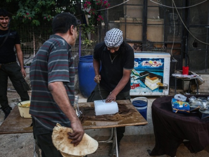 Ramadhan mujahidin Suriah - membagikan makanan
