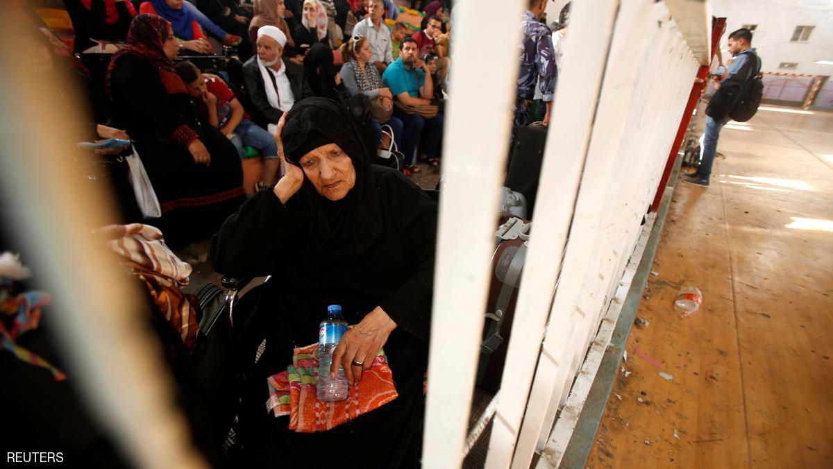 A woman waits for a travel permit to cross into Egypt through the Rafah border crossing after it was opened for four days by Egyptian authorities, in the southern Gaza Strip June 1, 2016. REUTERS/Suhaib Salem