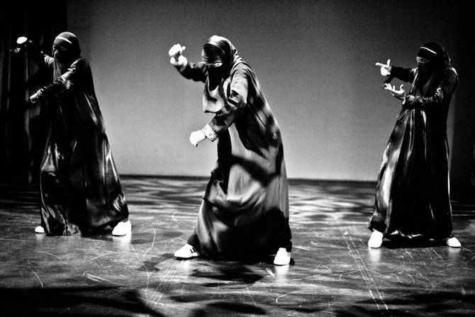 Were Muslim, Don't Panic: Kelompok Tari Hiphop Bercadar Dari AS
