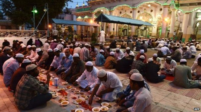 Foto Muslim India berbuka puasa bareng