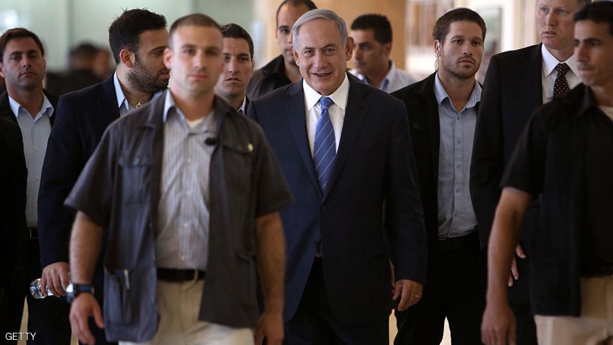 Israeli Prime Minister Benjamin Netanyahu (C) is escorted by bodyguards as he arrives for his Likud party meeting at the Knesset in Jerusalem on May 23, 2016. / AFP / MENAHEM KAHANA (Photo credit should read MENAHEM KAHANA/AFP/Getty Images)
