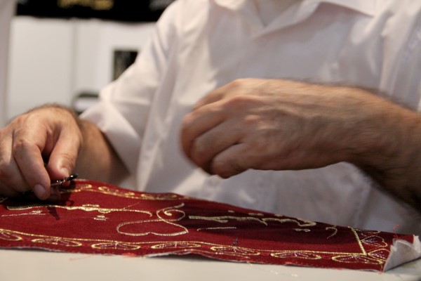 قال الخطاط السوري ماهر الحاضري، وهو أول من نسخ القرآن الكريم بأنامله على قماش مطرز، إنه "عُرض عليه مبلغ مليوني دولار أمريكي من رجل أعمال (لم يسميه) لشراء مصحفه، لكنه رفض العرض، مؤكدا أنه "لا يهدف إلى ربح مادي من وراء عمله". وأضاف الحاضري في حديث لـ"الأناضول"، على هامش عرض مصحفه في معرض اسطنبول الدولي للكتاب العربي، المنطلق حاليا بالمدينة، "أتمنى أن يبادر من يثق في عملي وما أقدمه من فن، بأخذه وعرضه في أحد المتاحف التي ستحافظ عليه وتوفره لكل من يرغب في الاطلاع عليه". ( Rabia Şekerci - وكالة الأناضول )