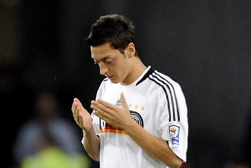 Mesut Ozil Ucapkan Selamat Hari Iedul Fitri Bagi Muslim Dunia