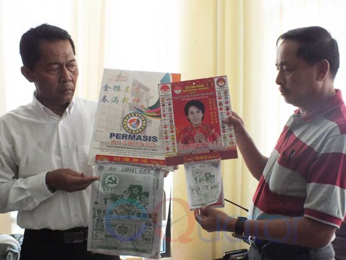 Bagikan Kalender Palu Arit, Thjai Cui Mie Gegerkan Singkawang