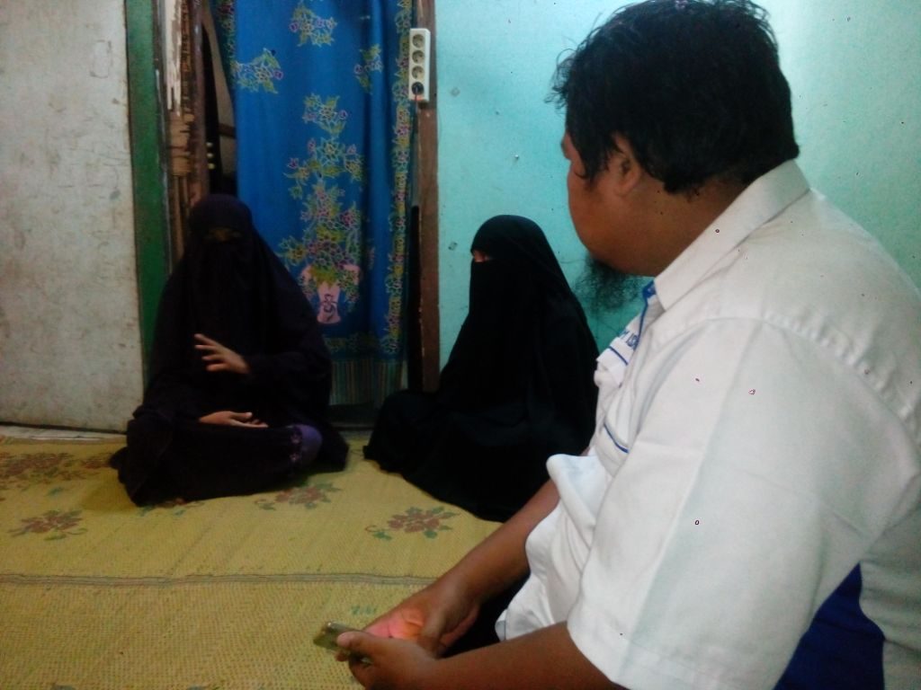 Keterlaluan! Diperiksa sebagai Saksi terkait Bom Solo, Polisi Paksa Buka Jilbab & Baju Siti Aminah