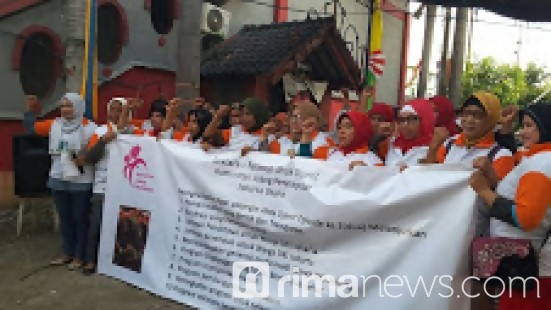 Ibu-Ibu Ini Lebih Cinta Ahok Ketimbang Allah