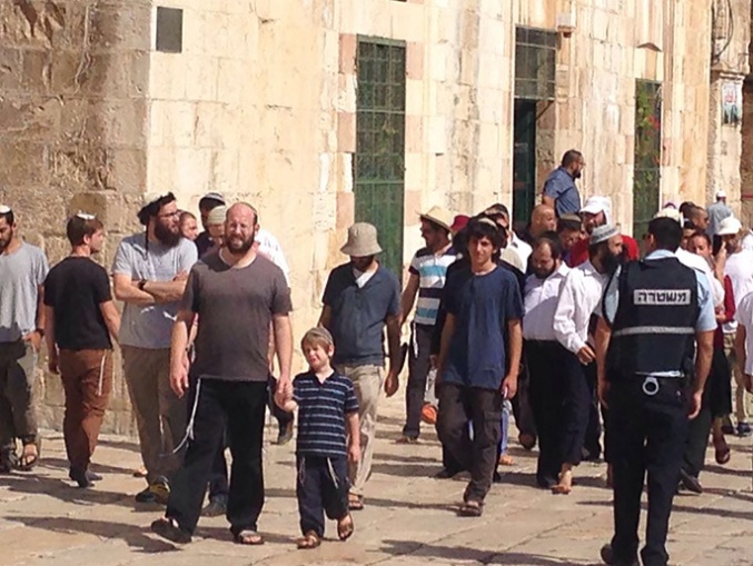 Perayaan Runtuhnya Kuil Sulaiman - Terbagi dalam kelompok2