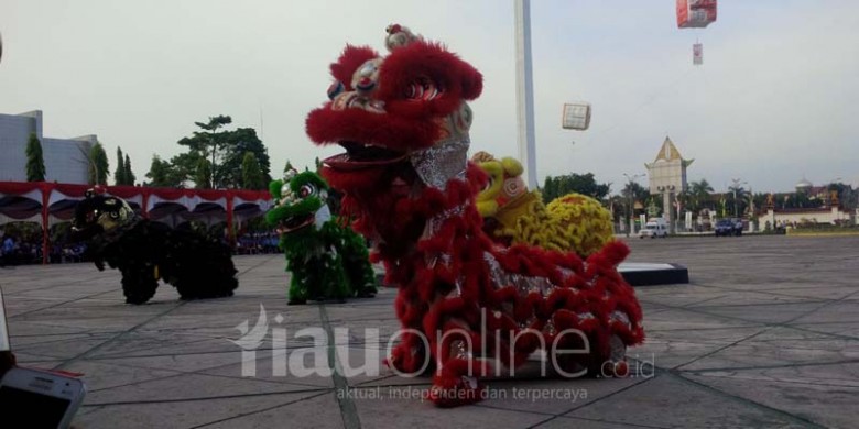 Di Halaman Gubernur Riau.. Bukannya Kesenian Melayu, Malah Barongsai Ditampilkan saat Penurunan Bendera Merah Putih