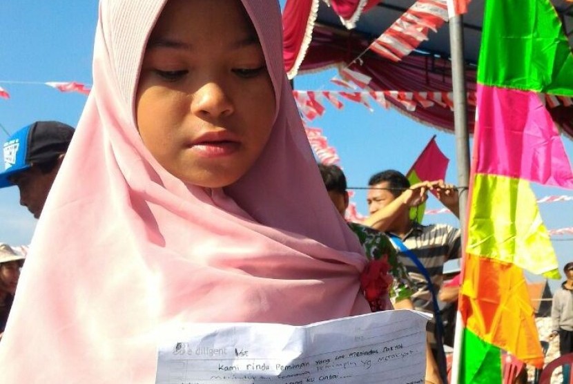 khodijah-bicah-warga-luar-batang-membacakan-puisinya-_160817113213-307